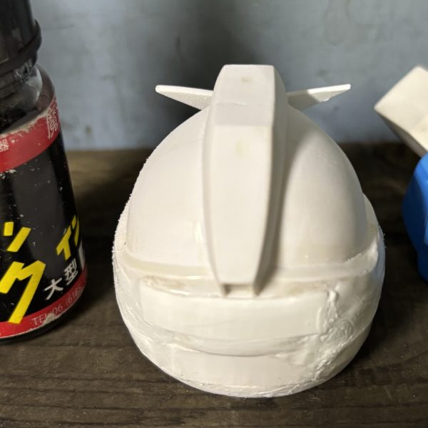 閲覧ありがとうございます＾＾頭部 &nbsp;輪切り に してプラ板１,８ミリ厚 を２枚ずつ 貼り付け経年劣化 が 有る&nbsp;ので新鮮なランナーパテを余盛 &nbsp;硬め中👀目と &nbsp;マスク はR曲げ した１.８ミリプラ板 をうまいこと貼り付けました。😌（6枚目）