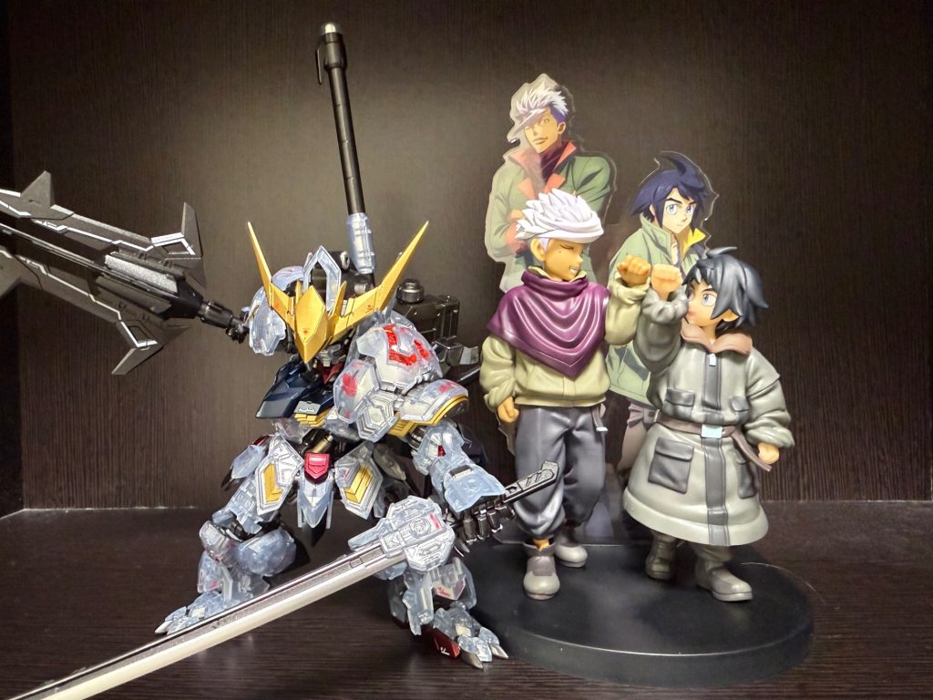 B賞のフィギュアと一緒にまさかB賞まで当たるとは思いませんでした&nbsp;カラーレシピ全てガイアノーツを使用してます【本体】外装クリア部 (裏から塗装)・・・ スターブライトシルバーブルー部 ・・・ プリズムブルーブラック→クリアブルー重ねレッド部 ・・・ スターブライトジュラルミン＋スターブライトアイアン少量→クリアレッド重ねイエロー部 ・・・ スターブライトゴールド＋スターブライトシルバー(2:1程度の割合)ブラック部・・・スターブライトアイアン＋サーフェーサーエヴォブラック少量クリア外装以外には下地にサーフェーサーエヴォブラックを使用し、クリア外装にはEXクリアで光沢に、その他はセミグロスクリアで半光沢に仕上げてます【武装類】メイスメイン色・・・スターブライトアイアン＋サーフェーサーエヴォブラック少量杭、柄の一部・・・スターブライトゴールド＋スターブライトアイアン(1:1程度の割合)＋サーフェーサーエヴォブラック少量滑腔砲砲身部・・・スターブライトアイアン＋サーフェーサーエヴォブラック少量本体・・・スターブライトゴールド＋スターブライトアイアン(1:1程度の割合)＋サーフェーサーエヴォブラック少量太刀本体・・・スターブライトアイアン＋サーフェーサーエヴォブラック少量刃部・・・スターブライトシルバー武装類も本体と同じくクリア外装以外は下地にサーフェーサーエヴォブラック、クリア外装にはEXクリア、その他はセミグロスクリアで仕上げてます&nbsp;MGSDシリーズ、かなり出来がいいですね！初めて作りましたが感動しました🥺次回新作のクシャトリヤも楽しみです😊息子が買わないなら自分が買おうかな…🤔MGSDシリーズ、かなり出来がいいですね！初めて作りましたが感動しました🥺次回新作のクシャトリヤも楽しみです😊息子が買わないなら自分が買おうかな…🤔