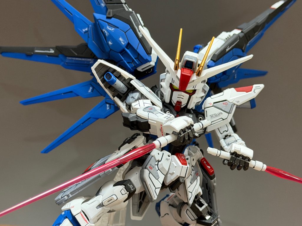 フリーダムは全ガンダムの中でもトップ3には入る好きなガンダムですやっぱ「舞い降りる剣」のあのシーンがカッコ良すぎて震えた✨