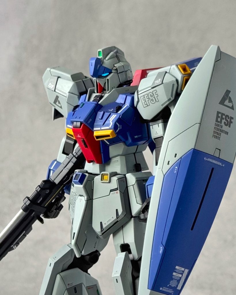 頭部も形状変更して1mmのガンマズルを埋め込みアンテナはピロピロしており好みではなかったため切り落としてディテールになるように調整ツインアイを蛍光ブルーグリーンに塗装した光るようにしました