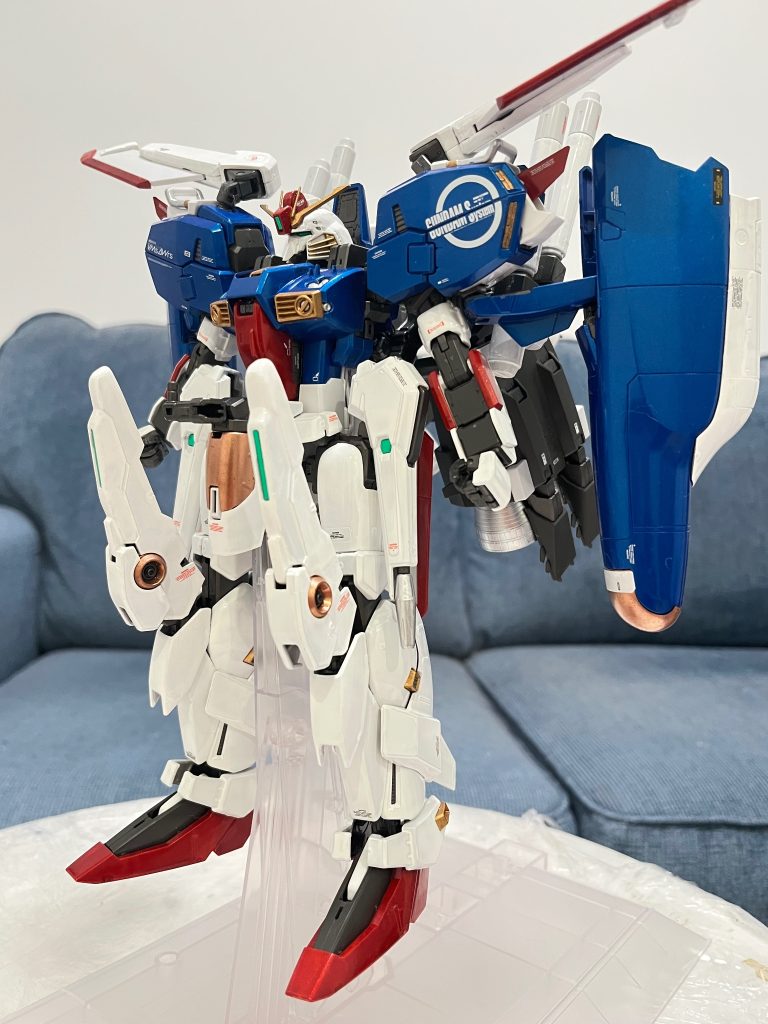 部品がでかいなのでデカールより塗装の方が大変でした。白はいつもの光沢白ですが、赤は初めてタミヤのLP-46 Pure Metallic Redを使用しました。その発色は自動車のような高級感を出してくれてMr. Colour のメタリックレッドよりこちが好みです。