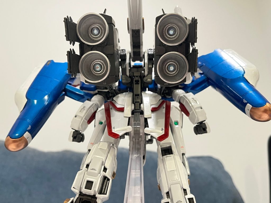 発進の風景にも挑戦しました。スラスターはタミヤのLP-48 Sparkling Silver で塗装した上でジュエルシールを使用してリアル感を出せてみました。