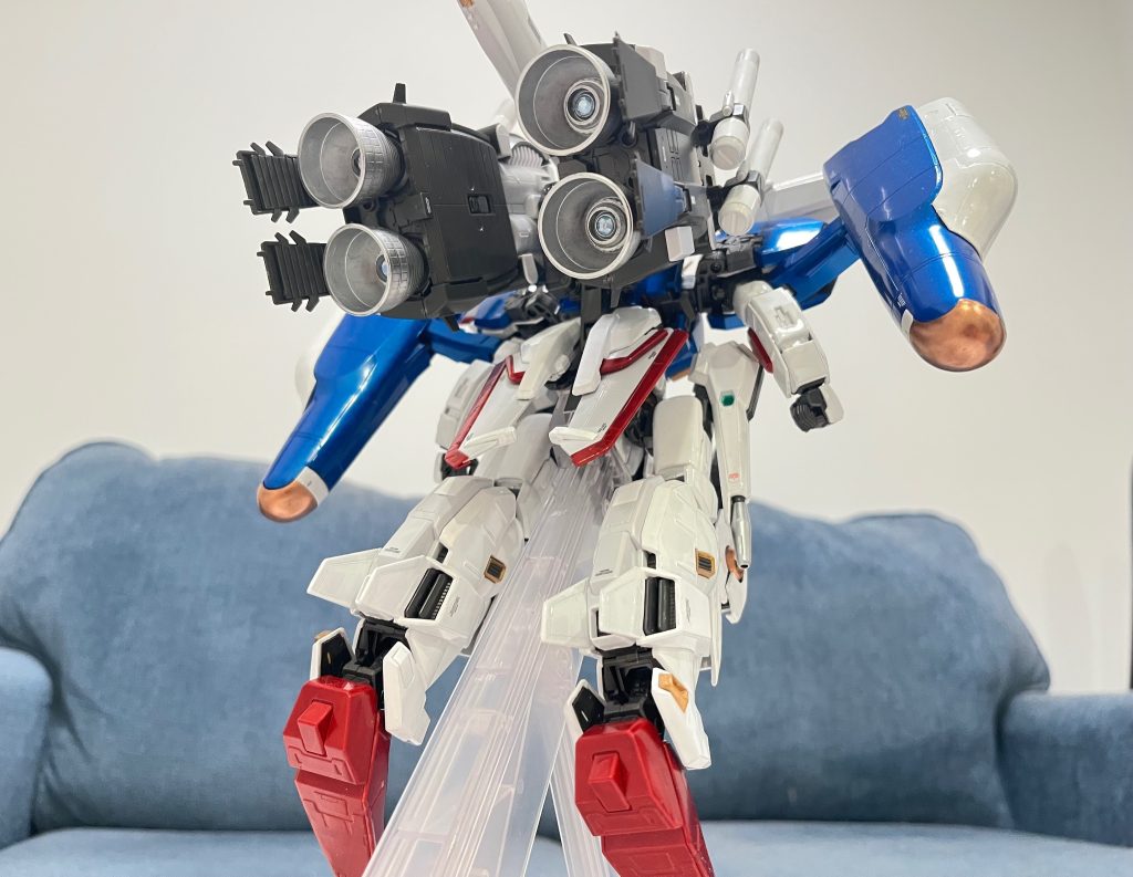 MGなのにPGの台座が付属されます。ガンダムセンチネルはアニメ化されていないので、発進のポースは全然自分の想像です。