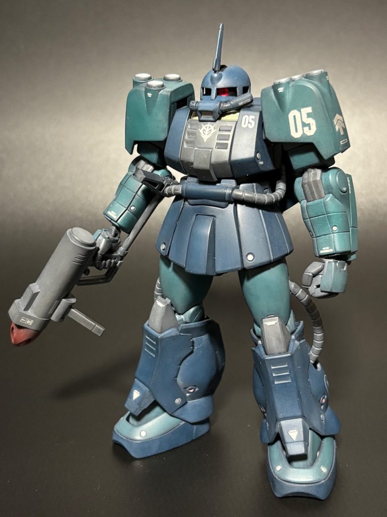 足の付け根の回転軸が股関節部分に干渉するので左右に1.5mm広げてスカートアーマーに隙間が空くのでプラ材で延長工作と丸いモールド追加
