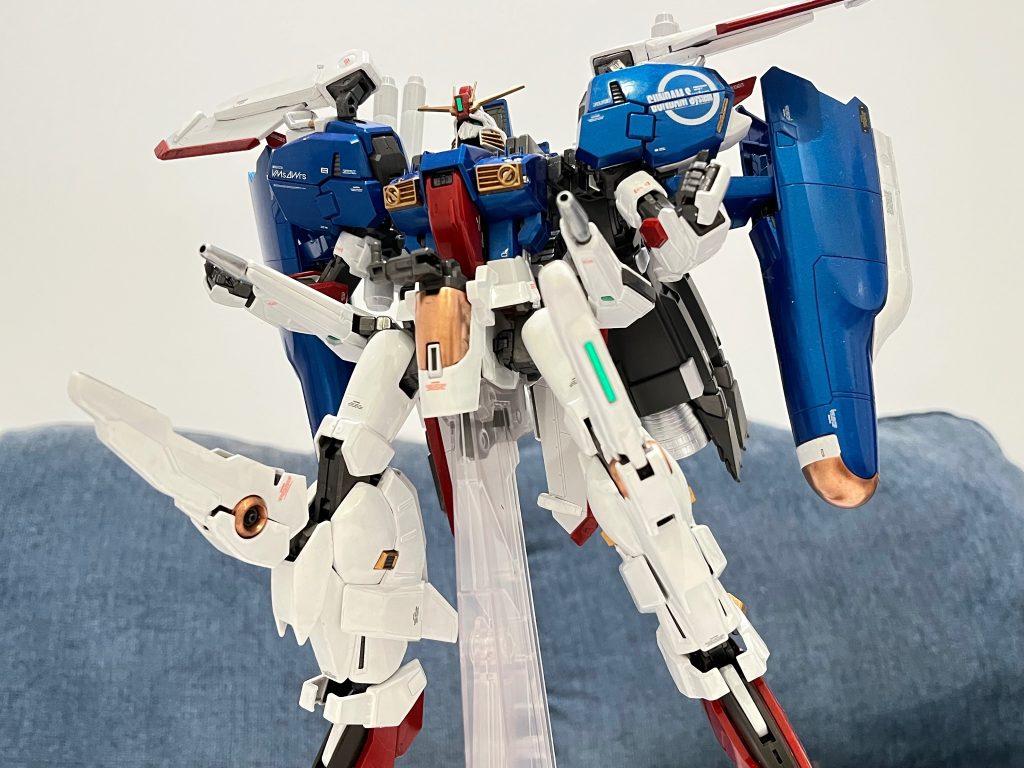 敵が高速接近中！スマートガンで距離を取るSガンダム。パイロットのリョウ・ルーツは自信が溢れるが、実戦経験がありません。選ばれた彼にガンダムを託しられるため、「強行昇進」させるようです。マニングス大尉がそう言った「自分の命より荷物が先ならトレーニングをしなくてもいい」。