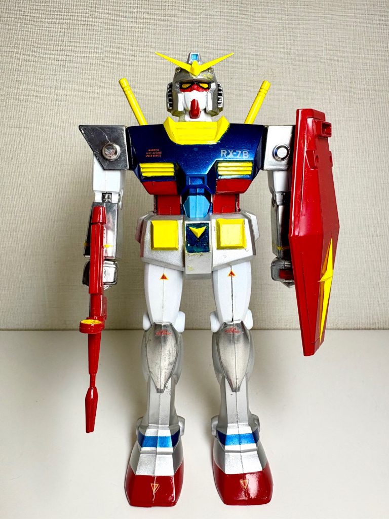 肩と前腕、膝のメッキ調は、ガイアカラーのプレミアムミラークロームで再現しました。