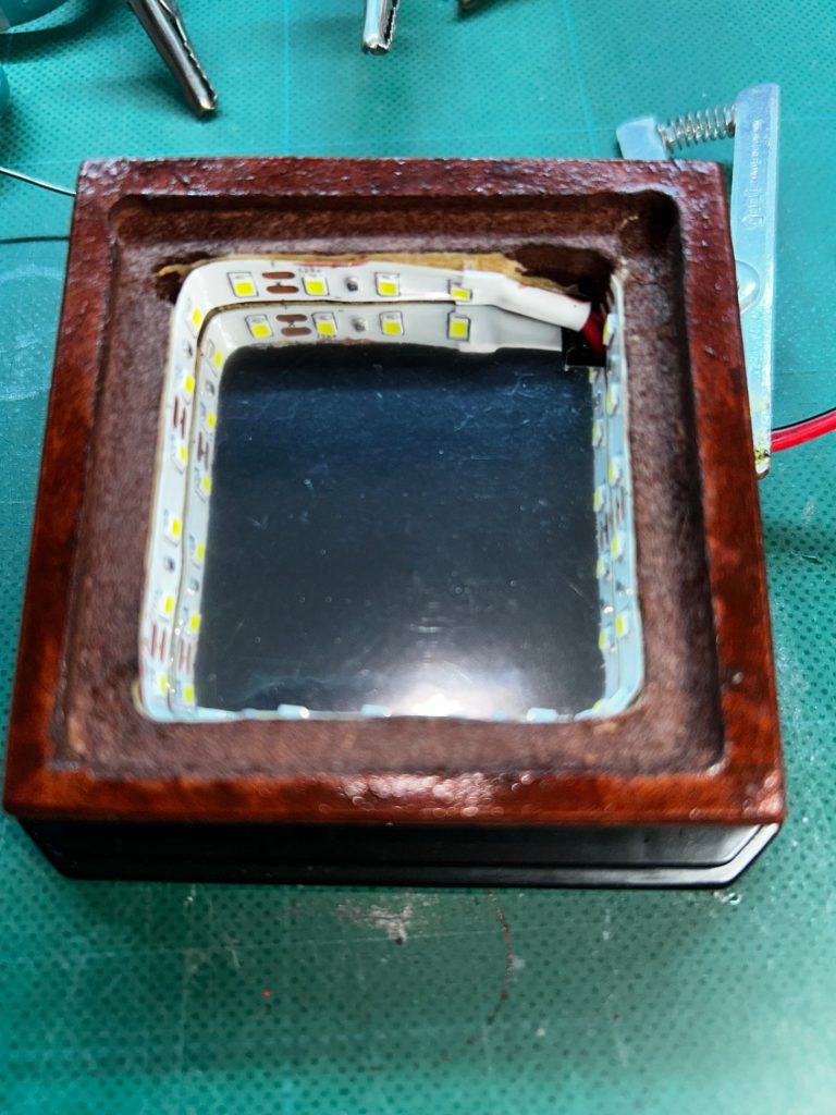 MDF12ミリを100均のコレクションケースに合わせて加工・着色しました。加工はルーターなので工具無いと出来ないです、内部の側面にLEDテープ貼ってます。