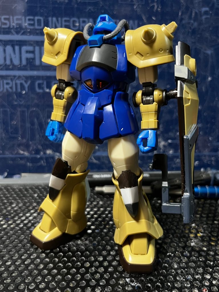 とりあえずグフのヒートロッドが出る腕のパーツが余っていたので頭に乗せてトサカっぽくしてみました。シールドにはグフフライトタイプの旧キットがシールドだけ余っていたので、切り出して現キットのシールドに付けてみました。膝も元のパーツから切ったものが残っていたので足りない部分をプラ板で埋めています