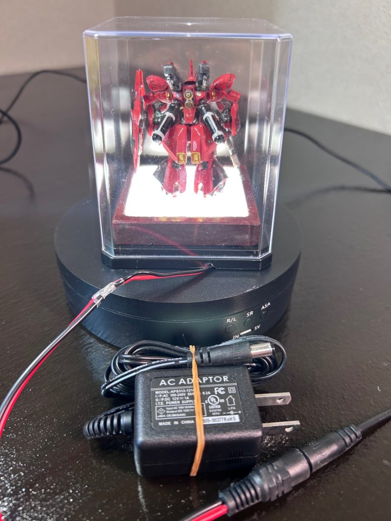 車用なので、電源は100V、アダプターで直流の12Vにして点灯です。
