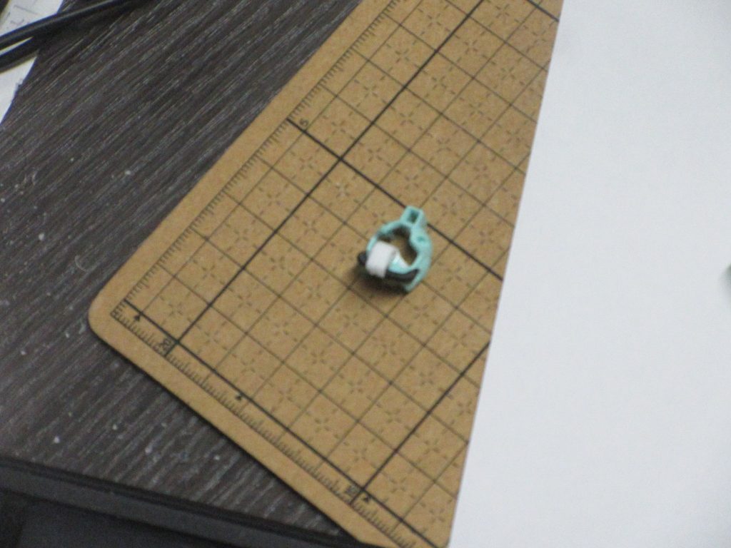 鼻づらを伸ばしてパイプを回します。頭部だけで見るとイイ感じだったのですが、胴体につけたら「顔が大きい……」となりましたが。カメラは枠を削って三方向型になるように。カバーパーツにドリルを当てて例の三つ目も一応はやりました。