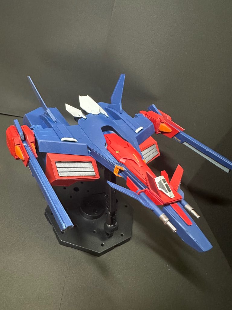 ガンダムDX作るなら絶対欲しかったGファルコンはちょっとお値段が高かったのでスクラッチしてきました。ギミックはビーム砲の基部と機体下部のプロペラントタンクの可動、機首（Aパーツ）の分離、ミサイルはいい案が思いつかなかったのでなしです。今回のプラバン工作なら大体500円くらいですんだのでとてもリーズナブル。スラスターも市販のドロッパーボトルをぶった斬ったらいい感じでしたガンプラから流用したのはキャノピー部分と機首の接続に使った関節くらいですね、なんのやつだったかなー？（笑）