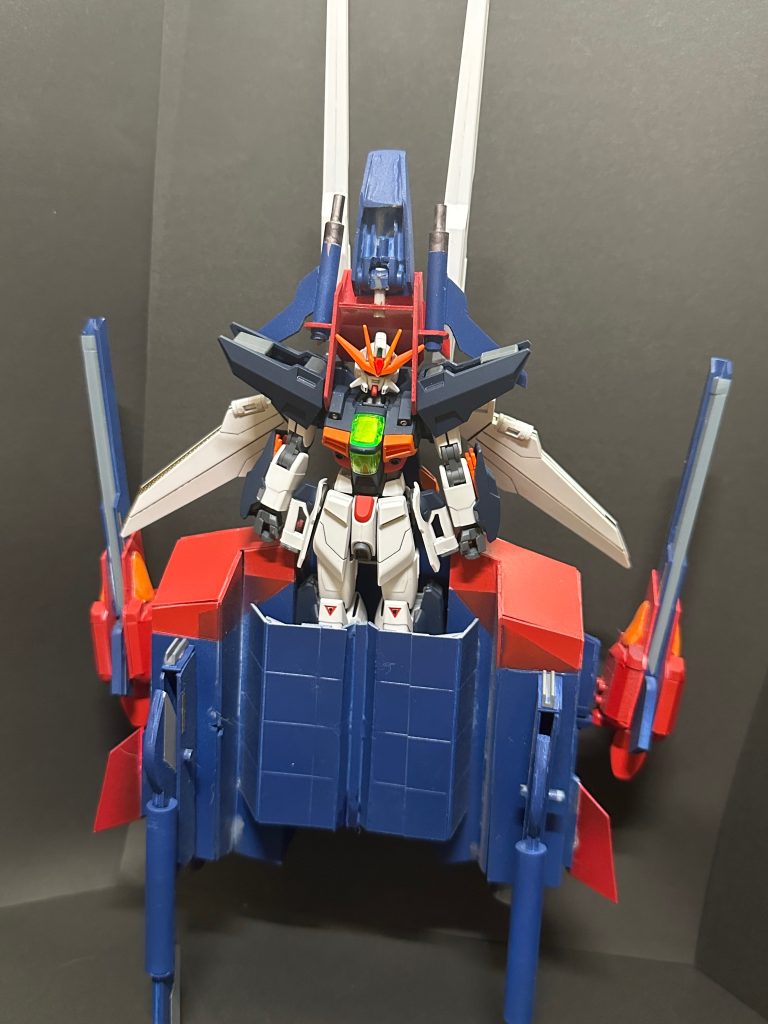 禁断の裏側（笑）ウイングガンダムとかみたいに変形してるわけではないようなので、お顔がこんにちは。裏側だからと手を抜いたところが。。。まぁ二度と見ないのでいっか（笑）
