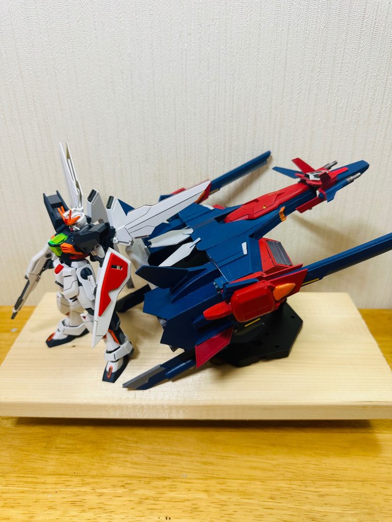 わかっていたことではあるけど、デカい（笑）30cmくらいの木の板に乗っけてみました。前回のガンダムムルムルといい、場所取るやつばっかり。。。