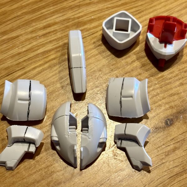 どーしても どーしてもガキ の 頃 から欲しかった✨このキット&nbsp;結局　私&nbsp;自らの手 で 作る&nbsp;しかない と言う。。。。&nbsp;思う所 が ありますがやります。😁&nbsp;にしてもバンダイ の 造形氏さんこの手のキットは本当にここを改修してカッコ良くするだろうと言う余白を毎回感じるんですけど？旧キットもSDガンダム系も😁（他のシリーズは知らんけど😂）制作チームは神（日本の匠の域）あと言っとくと 販売チームはあかんね。。。。昔からね。。。。（2枚目）