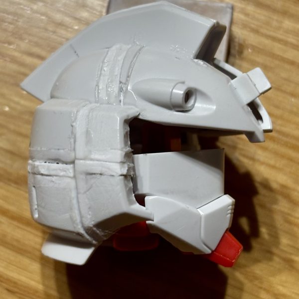 閲覧ありがとうございます＾＾HWS専用盾 を自作中 です。元キット の 盾 は「積層嵩増し」するにはデザイン が 違います。厚み（削り幅）の 有る１,８ミリ プラ板 で原寸 を 紙 に 描いた&nbsp;絵 から 落とし込み組み上げ パテ で&nbsp;固めながら R曲げして&nbsp;形 を 整え ました。よく見る とこの盾 の モチーフってセミ？？って &nbsp;なりますね＾＾（6枚目）