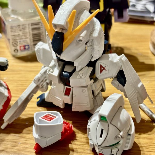 閲覧ありがとうございます＾＾HWS専用盾 を自作中 です。元キット の 盾 は「積層嵩増し」するにはデザイン が 違います。厚み（削り幅）の 有る１,８ミリ プラ板 で原寸 を 紙 に 描いた&nbsp;絵 から 落とし込み組み上げ パテ で&nbsp;固めながら R曲げして&nbsp;形 を 整え ました。よく見る とこの盾 の モチーフってセミ？？って &nbsp;なりますね＾＾（5枚目）
