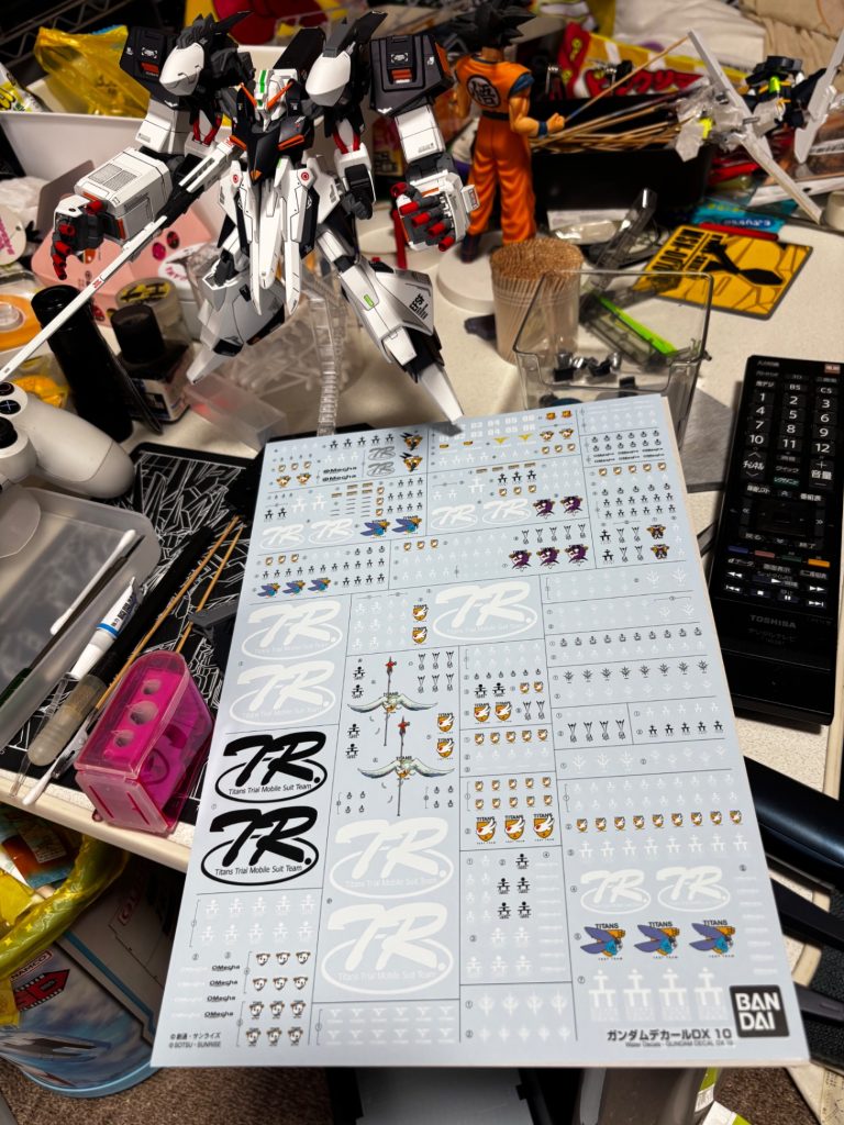 しっかり表面処理したくらいであとはキットのままです😇ᩚ肩がアームの重さでヘタレてくるので瞬着でキチキチにしたのと、一部合わせ目を段落ちにした＆ふくらはぎの合わせ目は消した程度で、あとはいつものようにデカールで誤魔化すスタイルですw超高級デカールのガンダムデカールDXの10番AOZ用を😇ᩚグレーのラインデカールは水星の魔女の奴を流用してます😇ᩚあとはいつものハイキューとかの汎用品です😇ᩚ今回はグレーと白で纏めました😇ᩚ