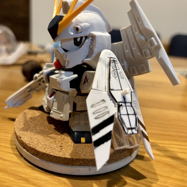 閲覧ありがとうございます＾＾HWS専用盾 を自作中 です。元キット の 盾 は「積層嵩増し」するにはデザイン が 違います。厚み（削り幅）の 有る１,８ミリ プラ板 で原寸 を 紙 に 描いた&nbsp;絵 から 落とし込み組み上げ パテ で&nbsp;固めながら R曲げして&nbsp;形 を 整え ました。よく見る とこの盾 の モチーフってセミ？？って &nbsp;なりますね＾＾（3枚目）