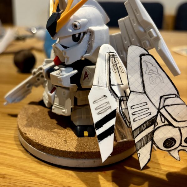 閲覧ありがとうございます＾＾HWS専用盾 を自作中 です。元キット の 盾 は「積層嵩増し」するにはデザイン が 違います。厚み（削り幅）の 有る１,８ミリ プラ板 で原寸 を 紙 に 描いた&nbsp;絵 から 落とし込み組み上げ パテ で&nbsp;固めながら R曲げして&nbsp;形 を 整え ました。よく見る とこの盾 の モチーフってセミ？？って &nbsp;なりますね＾＾（4枚目）
