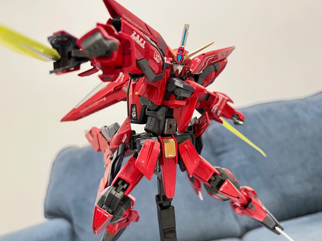 続いてGAT-X303イージスガンダム。X-300系のフレームを採用することで可変機でありながら、一撃離脱も得意なMSです。