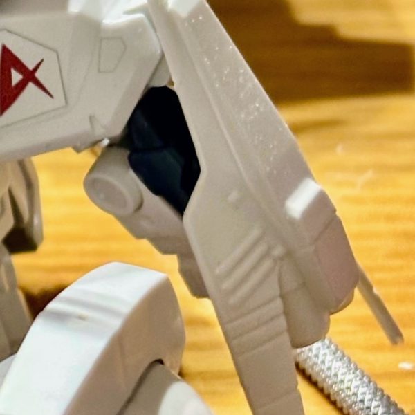 閲覧ありがとうございます＾＾HWS専用盾 を自作中 です。元キット の 盾 は「積層嵩増し」するにはデザイン が 違います。厚み（削り幅）の 有る１,８ミリ プラ板 で原寸 を 紙 に 描いた&nbsp;絵 から 落とし込み組み上げ パテ で&nbsp;固めながら R曲げして&nbsp;形 を 整え ました。よく見る とこの盾 の モチーフってセミ？？って &nbsp;なりますね＾＾（2枚目）