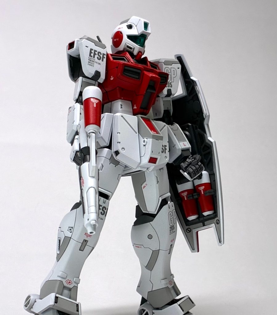 キットのシールドの中にはマシンガンの弾倉がくっついてるのですが、使わない武器の予備を持ち歩く事に違和感があったので、ビームガンの上部に乗っている円錐形のオブジェクトを自作してみました。