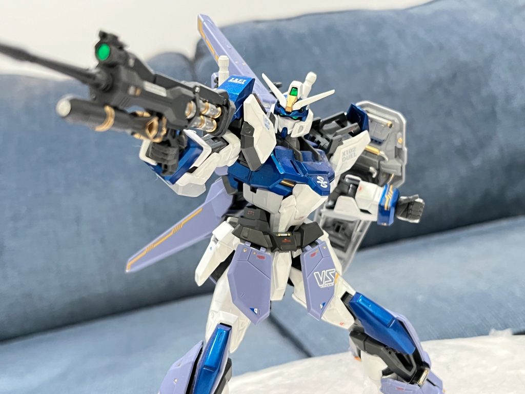 GAT-X102 デュエルガンダム。X-100系のフレームを採用されて汎用性が高いMSです。イザークは顔の傷痕を残ったまま装甲と武装を追加してアサルトシュラウド仕様でもストライクに勝ちませんでした。