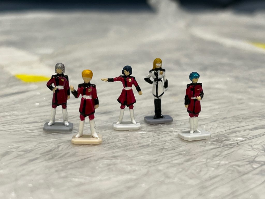 せっかくMGのキットが揃うので珍しく付属されるフィギュアを塗装しました。みんなさんは分かるでしょうか。左からイザーク > ディアッカ > アスラン > クルーゼ隊長 > ニコル。技量不足なので全員は目がなくて怖そう。