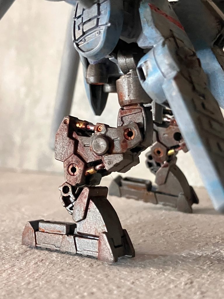 スケールは1／35になりますですので、ウェザリングをしっかりと濃いめにやっています脚周りはオイル汚れを意識してみました