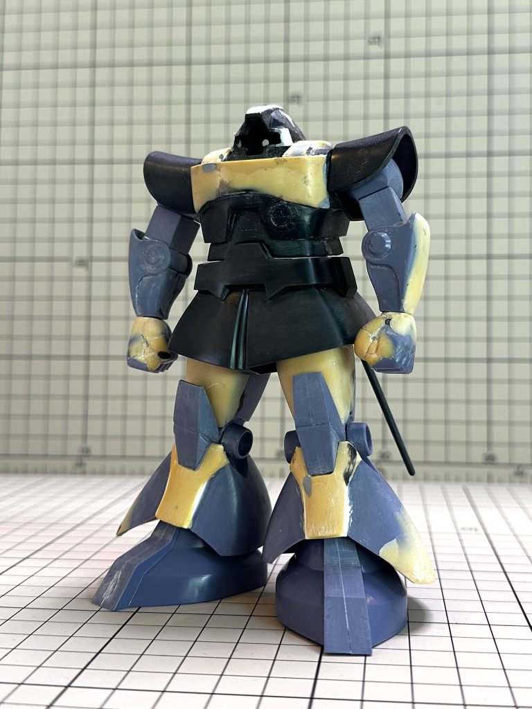 足のフレアを広げたり、肘の関節位置を変えたりスネのパーツを作ったり、手の形状を変えたり腰をくびれさせたり…顔の形状も少し変更しています。胸のボリュームアップと、肩の装甲も厚くしています。