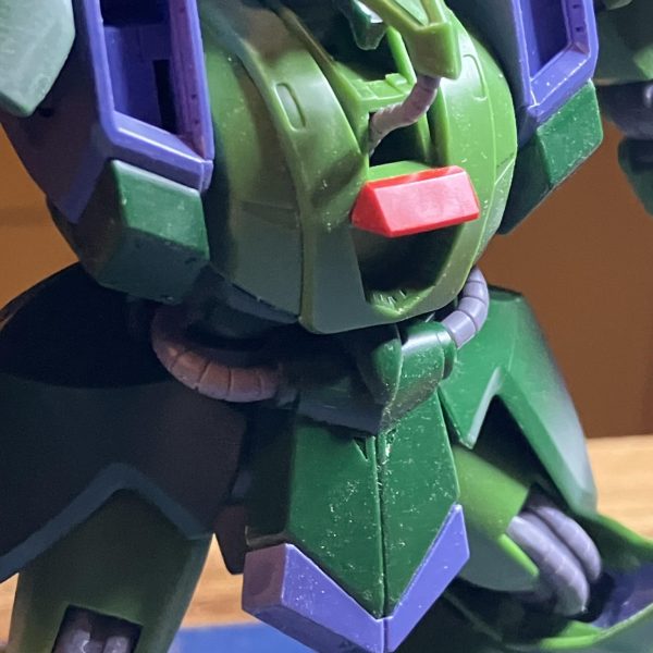 ガルスJ、製作開始٩( ᐛ )وさすが最新キットだけあってパーツによる色分けや合わせ目を出さないようにするパーツ構成になっていて可動域も良いです&nbsp;ただ肩が…… 笑まあ元々のデザインなのですが改めて見ると吉川◯司かバブル時代のスーツに見えて(￣▽￣;)&nbsp;そんなデザインをマシュマーはいいモビルスーツだと評しています…コクピットハッチなしで発進してノーマルスーツなしは目とか呼吸大変じゃないか⁈なんて心配してはZZは楽しめません　🤣（4枚目）