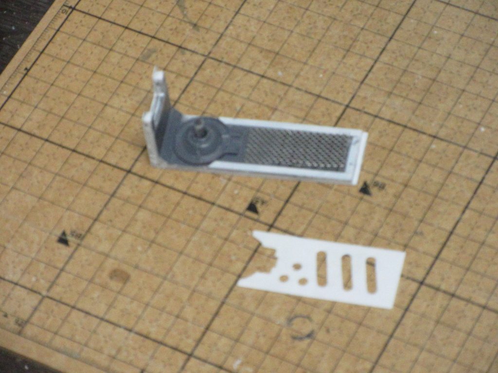 右肩シールドは自作。金網を挟み込んで隙間窓から少しだけ見せる。上部はバー付き (ここで吊るしてMS全体を……ってことは無いはず。何用だかは不明)。