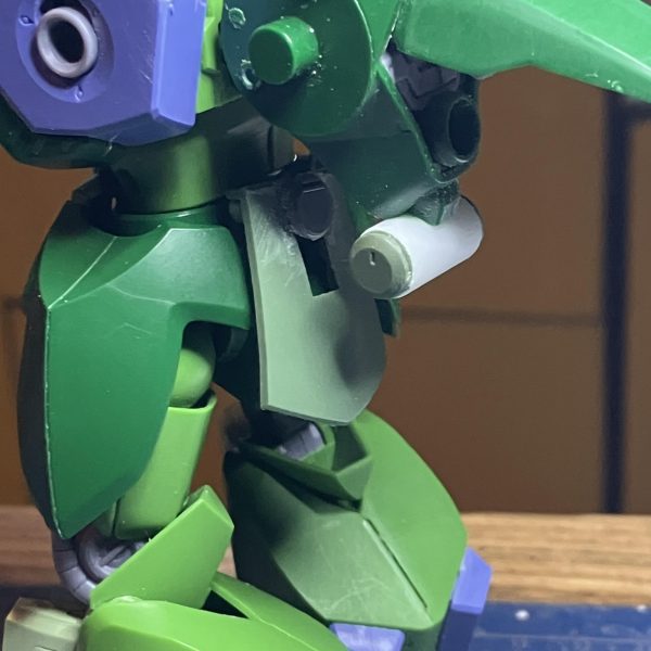 ガルスＪ、進捗٩( ᐛ )و&nbsp;制作時、組んだり外したり、たまにブンドドさたり　笑そうして知らず知らずのうちに腰の接続部分がいきました(´Д` )GQザクの時もそうなんですが、どうもプラ接続の関節は妙に硬かったり、緩んだりプラが捻れている感じと関節が動いてる感触が近いのも、よくないような……&nbsp;腰は軸を付け替えて、フロントアーマーをリアと入れ替えバックパックにプロぺタンク付けました&nbsp;プラ関節、取り扱い注意⚠️です😤&nbsp;（4枚目）