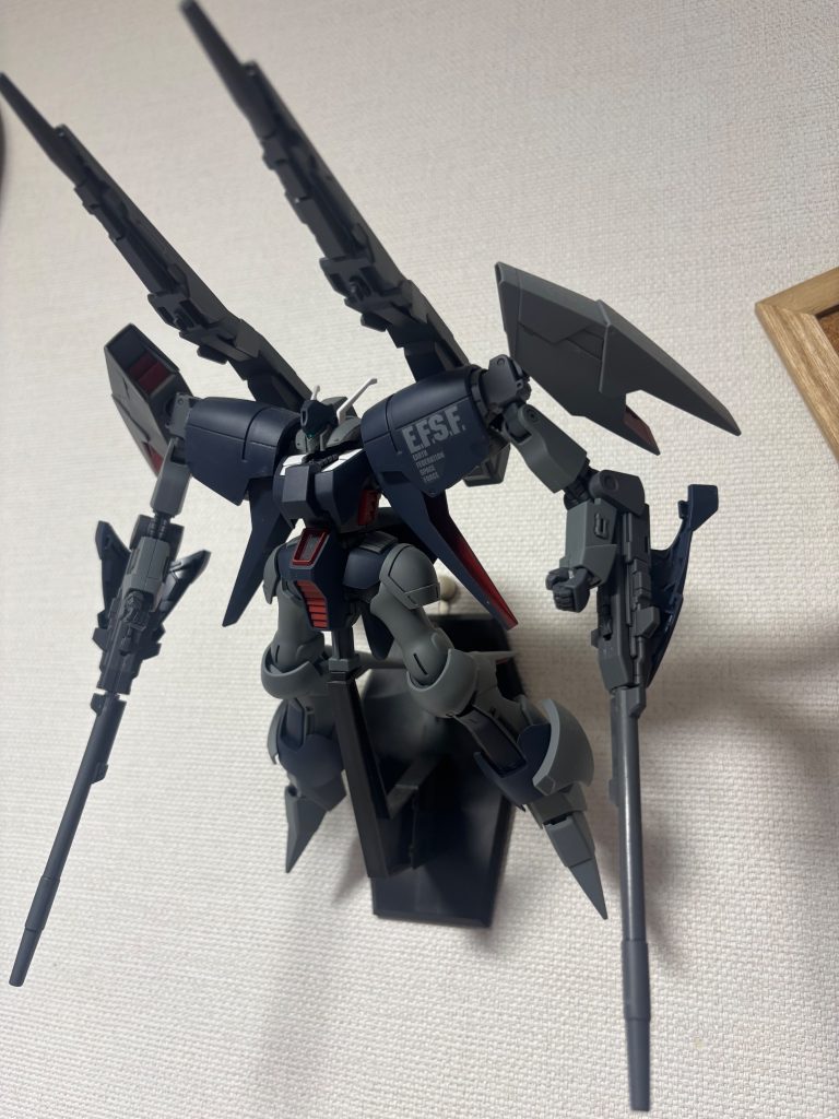 バイアランは浮遊させた状態で飾るのが1番(gundam-kao3)普段は壁にスダンドを壁につけて壁掛けで飾ってます。良かったら簡単なのでやってみてください。壁につけたフックに昔のHGによく着いていた台座を引っ掛けるだけで完成です(gundam-kao3)