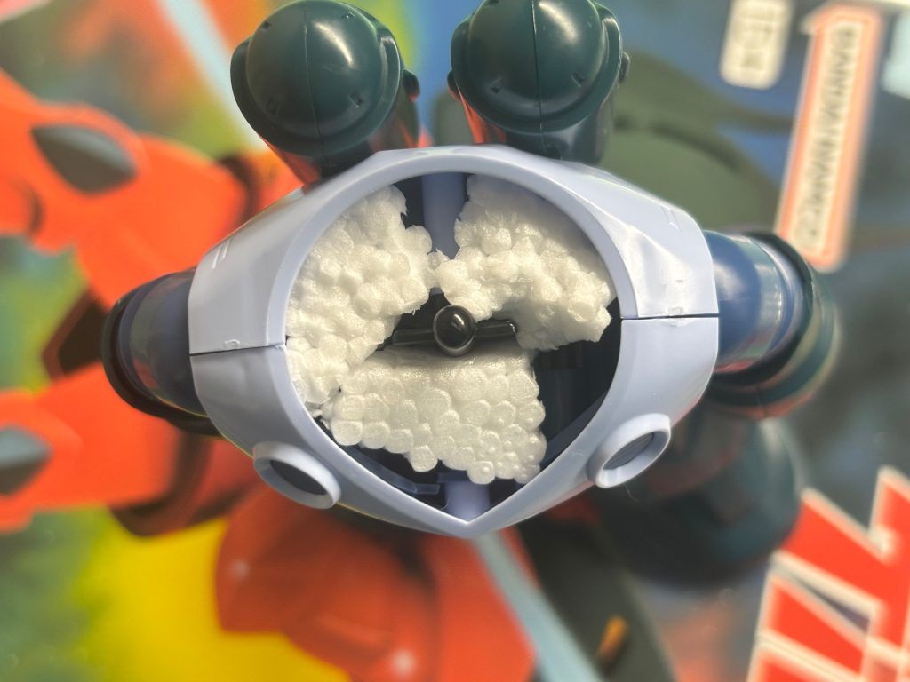 ズゴックが水に浮くことができるように中に蟹味噌（発泡スチロール）を詰めます。いれない場合は底で潜水してくれます。