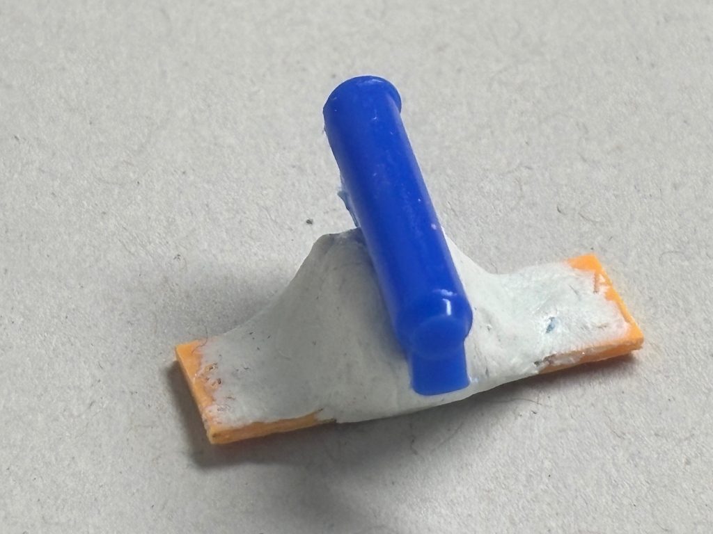 ズゴックとモーターを繋ぐパーツ見た目が綺麗ではないですが、付属の青い接続するパーツを余ったランナーの名前の部分にパテで引っ付けました。青い接続するパーツの樹脂は、タミヤセメントでは引っ付かなかったです。ABS用ならいけるかもしれません