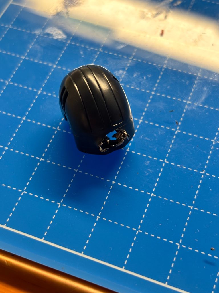 ハンダゴテで穴を開けています。この後ヤスリをしてからLEDを組み込みます。ガラスヤスリが楽なのでお勧め！コテは100均のものです！