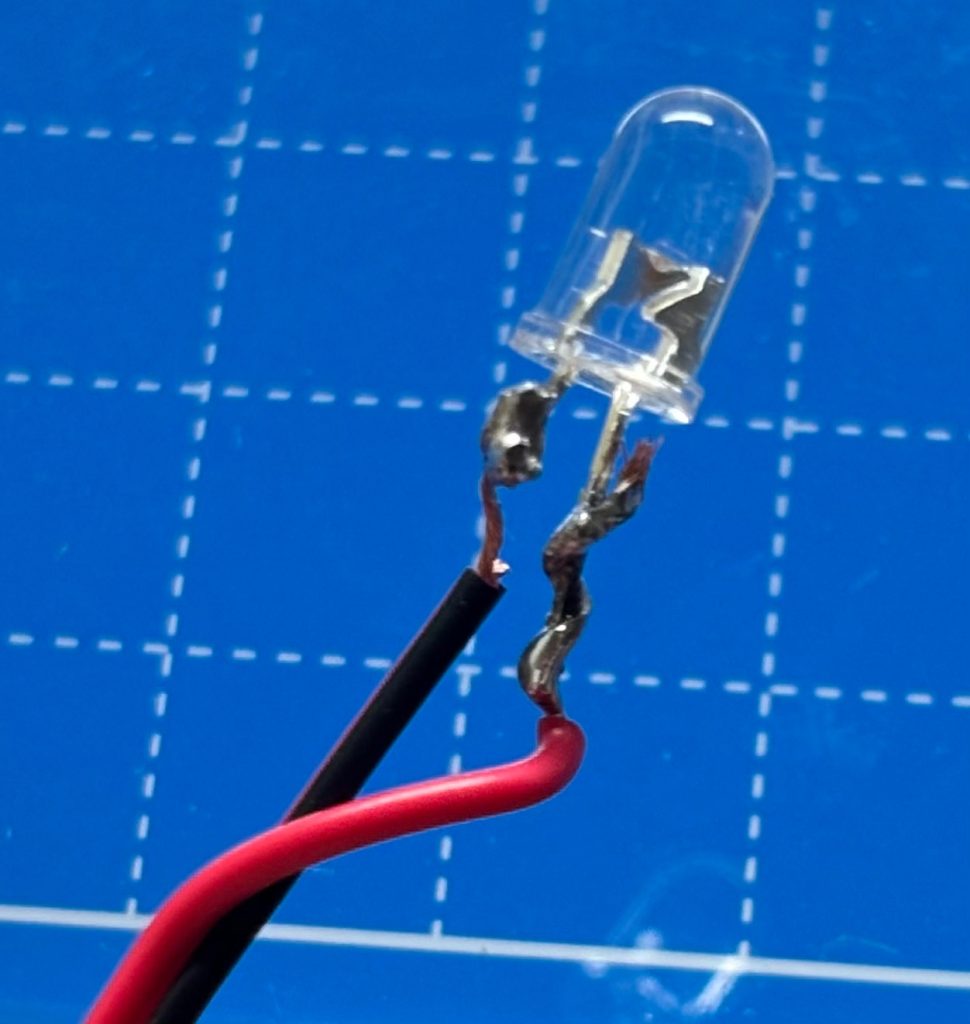 LEDを導線と繋ぎました。導線はタミヤのものLEDは小学生の時の実験キットをバラして取り出しました