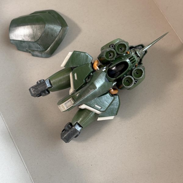 エアブラシやスプレーが使えないので、筆で塗ることを決心して制作開始①巨大感と重さを塗装で表現②メタリック感を出したい③マリーダさん要素を入れたい今回はこの３つをポイントとして制作を進めて行きたいと思っています筋彫りとか入れたいのですが、まだ自信が無いのと道具を買うお金がなくて断念ハッチングとグリザイユ技法を使って制作を決定下地のシルバーを塗って、さらに調色したガンメタで全体を塗装しました筋彫りができないので、筆跡で情報量が増えてくれたら間延びした面がカバーできるかな？と考えています筆跡も味になるように仕上げられたらと思い進めて行きます！（2枚目）