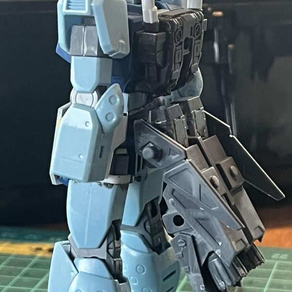原作読んだことないんですが、ハイブースト的なやつをつくってみようかと思い立ちました。ベースはジムスナイパーⅡで、一番の特徴の腰のブースターはコトブキヤM.S.Gのカスタムパーツを付けてみました。腰にポン付けじゃなくてフレームから繋がっているようにしたい、こだわりポイント。&nbsp;あとはあの設定画のスタイルに近づけるように肩の位置をずらしたり脚を延長したりしています。&nbsp;フロントアーマーをスクラッチするか、流用できるパーツを探すか悩み中。（2枚目）