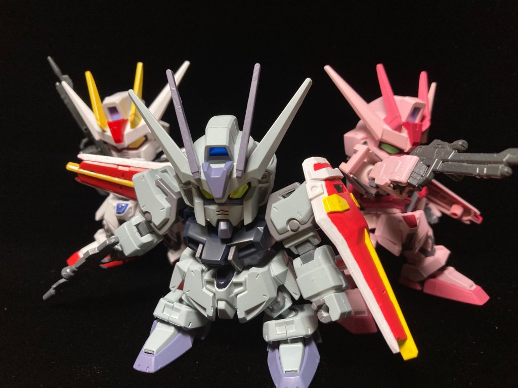 我が家のストライクどもと。ちなみに一個前のストライクとこの写真のルージュみたいに盾を持たせたくて、専用のジョイントを3Dで作ってます。