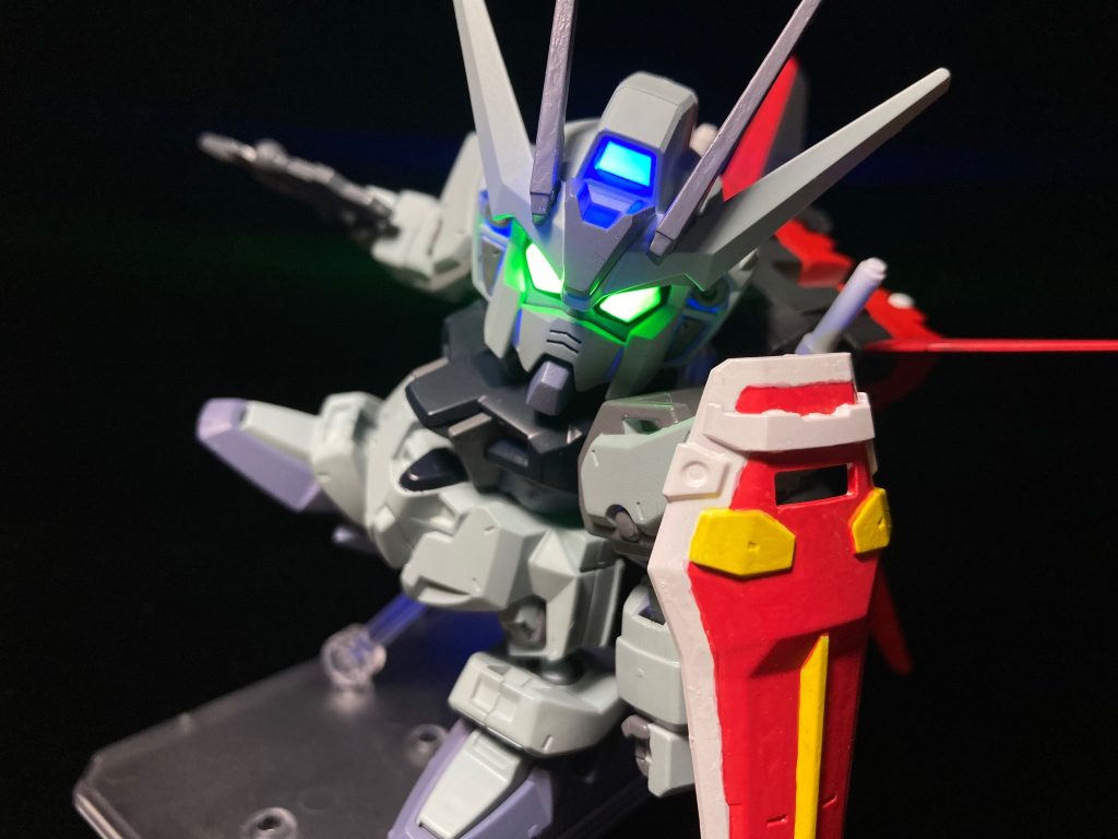 例によって目は光るんですが、なんか緑っぽい！！　これはこれでルージュっぽいかな？