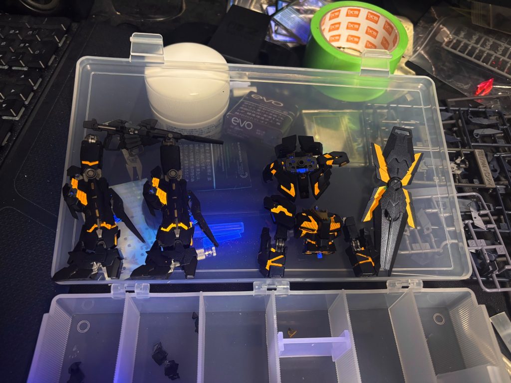 今回のバンシィは特に改造やプラ板加工はありません。サイコフレームを蛍光塗料で塗装してブラックライトで光らせたかっただけ…☺️