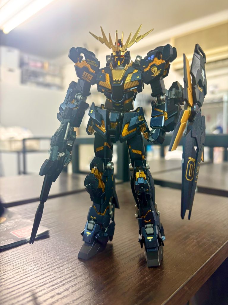 デカール貼り途中➕トップコート半光沢前の段階です。色までの塗装は済んでいます。他のガンダ機体に比べて基本が金とネイビー➕黒なので塗装は比較的に楽でした👌