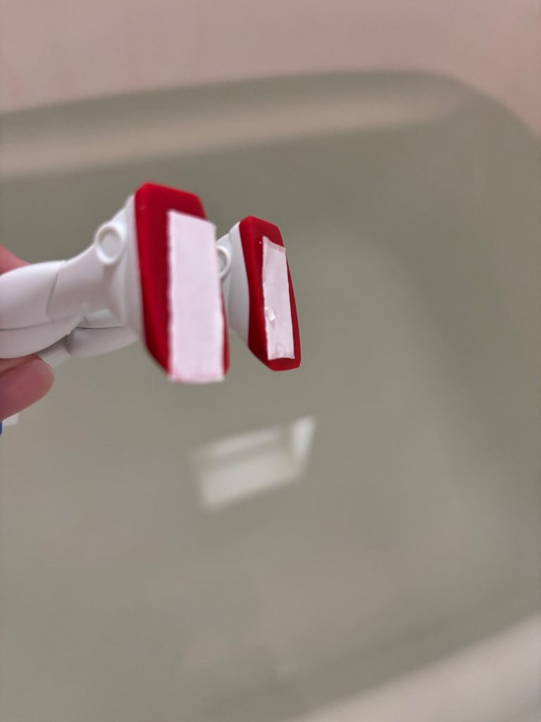 落ちないようにするため。ガンダムの足の裏に、トリモチランチャー(両面テープ)を放ちます！