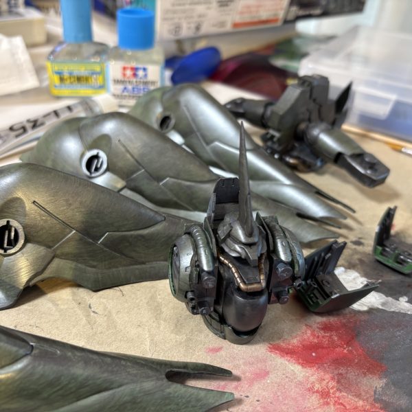 エアブラシやスプレーが使えないので、筆で塗ることを決心して制作開始①巨大感と重さを塗装で表現②メタリック感を出したい③マリーダさん要素を入れたい今回はこの３つをポイントとして制作を進めて行きたいと思っています筋彫りとか入れたいのですが、まだ自信が無いのと道具を買うお金がなくて断念ハッチングとグリザイユ技法を使って制作を決定下地のシルバーを塗って、さらに調色したガンメタで全体を塗装しました筋彫りができないので、筆跡で情報量が増えてくれたら間延びした面がカバーできるかな？と考えています筆跡も味になるように仕上げられたらと思い進めて行きます！（4枚目）
