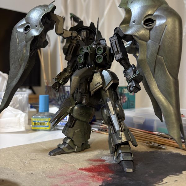 エアブラシやスプレーが使えないので、筆で塗ることを決心して制作開始①巨大感と重さを塗装で表現②メタリック感を出したい③マリーダさん要素を入れたい今回はこの３つをポイントとして制作を進めて行きたいと思っています筋彫りとか入れたいのですが、まだ自信が無いのと道具を買うお金がなくて断念ハッチングとグリザイユ技法を使って制作を決定下地のシルバーを塗って、さらに調色したガンメタで全体を塗装しました筋彫りができないので、筆跡で情報量が増えてくれたら間延びした面がカバーできるかな？と考えています筆跡も味になるように仕上げられたらと思い進めて行きます！（5枚目）