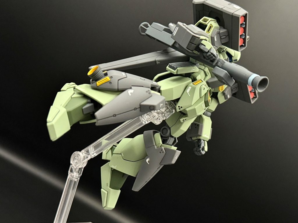 こちらの写真はアニメ劇中でクシャトリヤに対して肩のミサイルを発射するシーンです。ミサイルポッドとバズーカの間に頭がチラッと見えるなど劇中シーンを意識して角度にも拘りました。