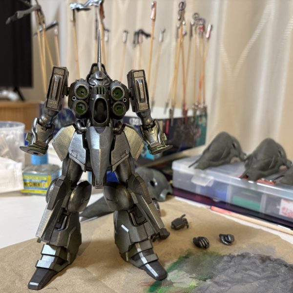 エアブラシやスプレーが使えないので、筆で塗ることを決心して制作開始①巨大感と重さを塗装で表現②メタリック感を出したい③マリーダさん要素を入れたい今回はこの３つをポイントとして制作を進めて行きたいと思っています筋彫りとか入れたいのですが、まだ自信が無いのと道具を買うお金がなくて断念ハッチングとグリザイユ技法を使って制作を決定下地のシルバーを塗って、さらに調色したガンメタで全体を塗装しました筋彫りができないので、筆跡で情報量が増えてくれたら間延びした面がカバーできるかな？と考えています筆跡も味になるように仕上げられたらと思い進めて行きます！（6枚目）