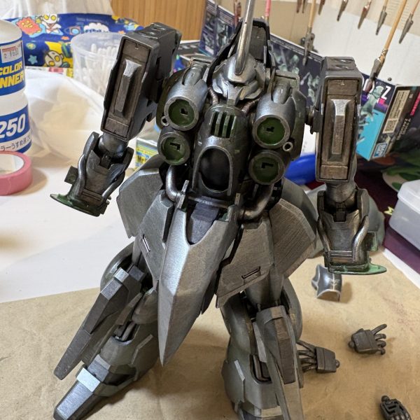 エアブラシやスプレーが使えないので、筆で塗ることを決心して制作開始①巨大感と重さを塗装で表現②メタリック感を出したい③マリーダさん要素を入れたい今回はこの３つをポイントとして制作を進めて行きたいと思っています筋彫りとか入れたいのですが、まだ自信が無いのと道具を買うお金がなくて断念ハッチングとグリザイユ技法を使って制作を決定下地のシルバーを塗って、さらに調色したガンメタで全体を塗装しました筋彫りができないので、筆跡で情報量が増えてくれたら間延びした面がカバーできるかな？と考えています筆跡も味になるように仕上げられたらと思い進めて行きます！（7枚目）